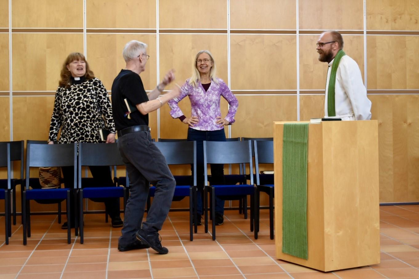 Tuula Kosonen ja seurakunnan henkilökuntaa Marielundin kappelissa