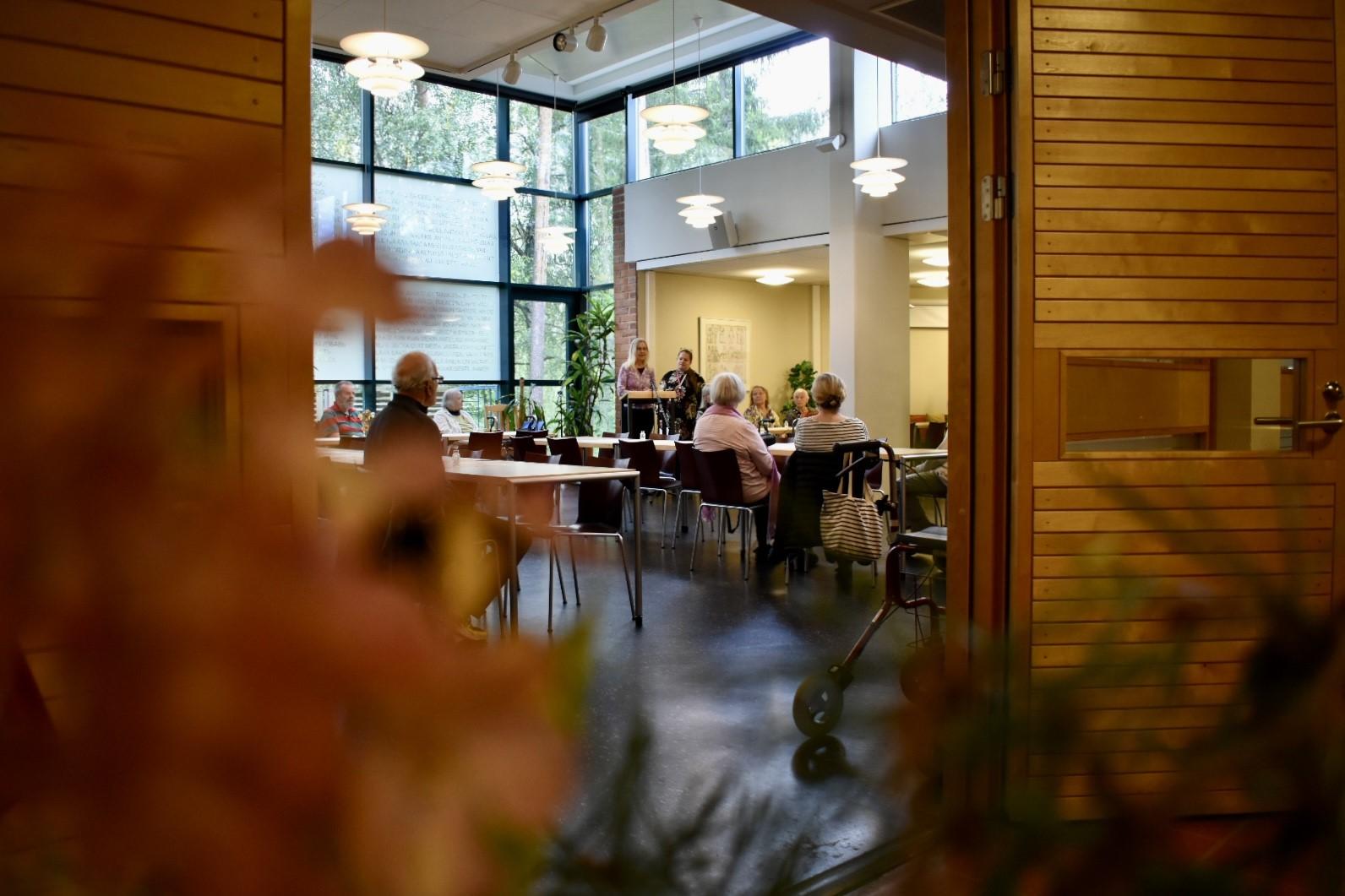 Tuula Kosonen vierailee torstain lounaalla.