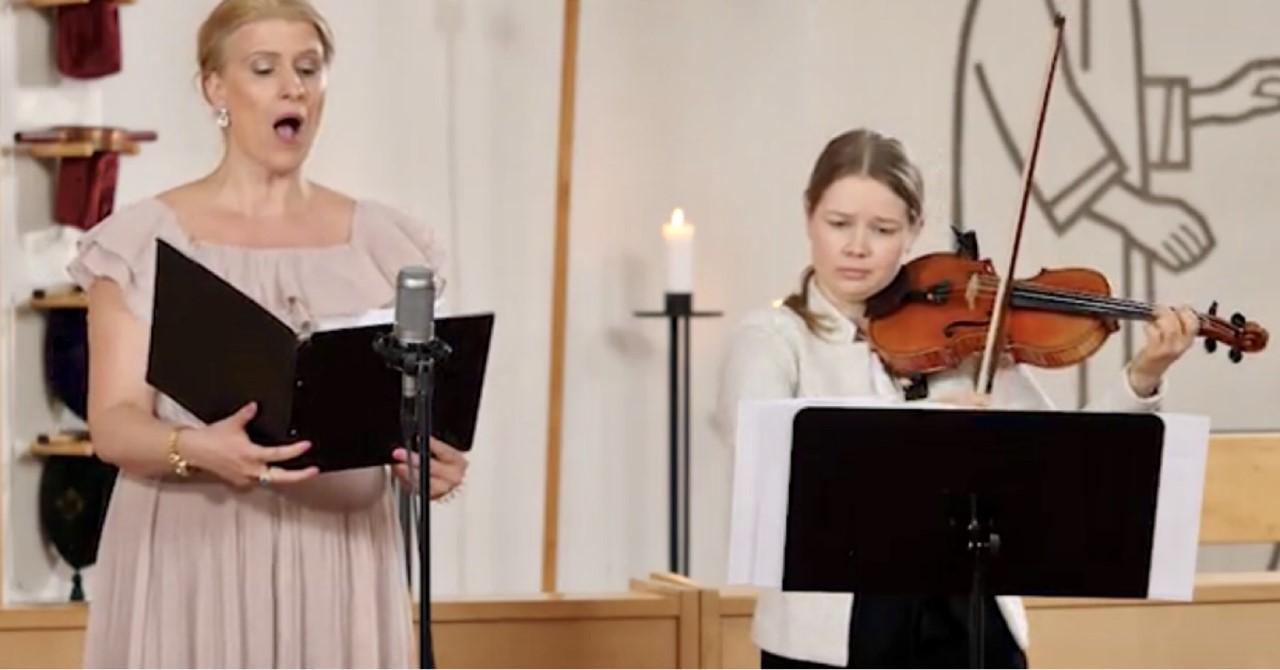 Vuosaaren kirkon alttarin edessä jumalanpalveluksen laulaja Reeta ja viulisti Katri.
