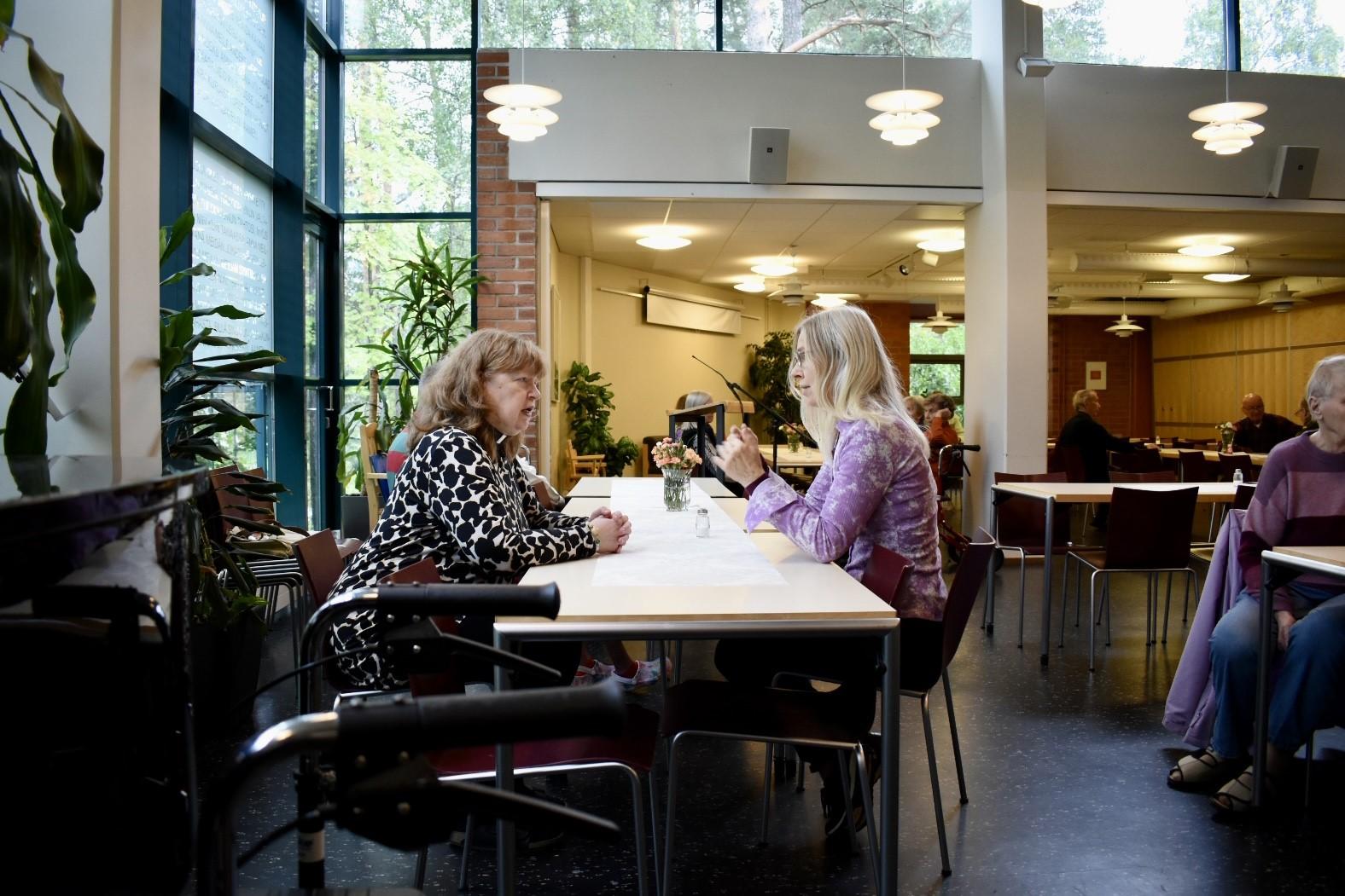 Tuula Kosonen ja Tiina Ahonen torstain lounaalla Vuosaaren kirkon seurakuntasalissa