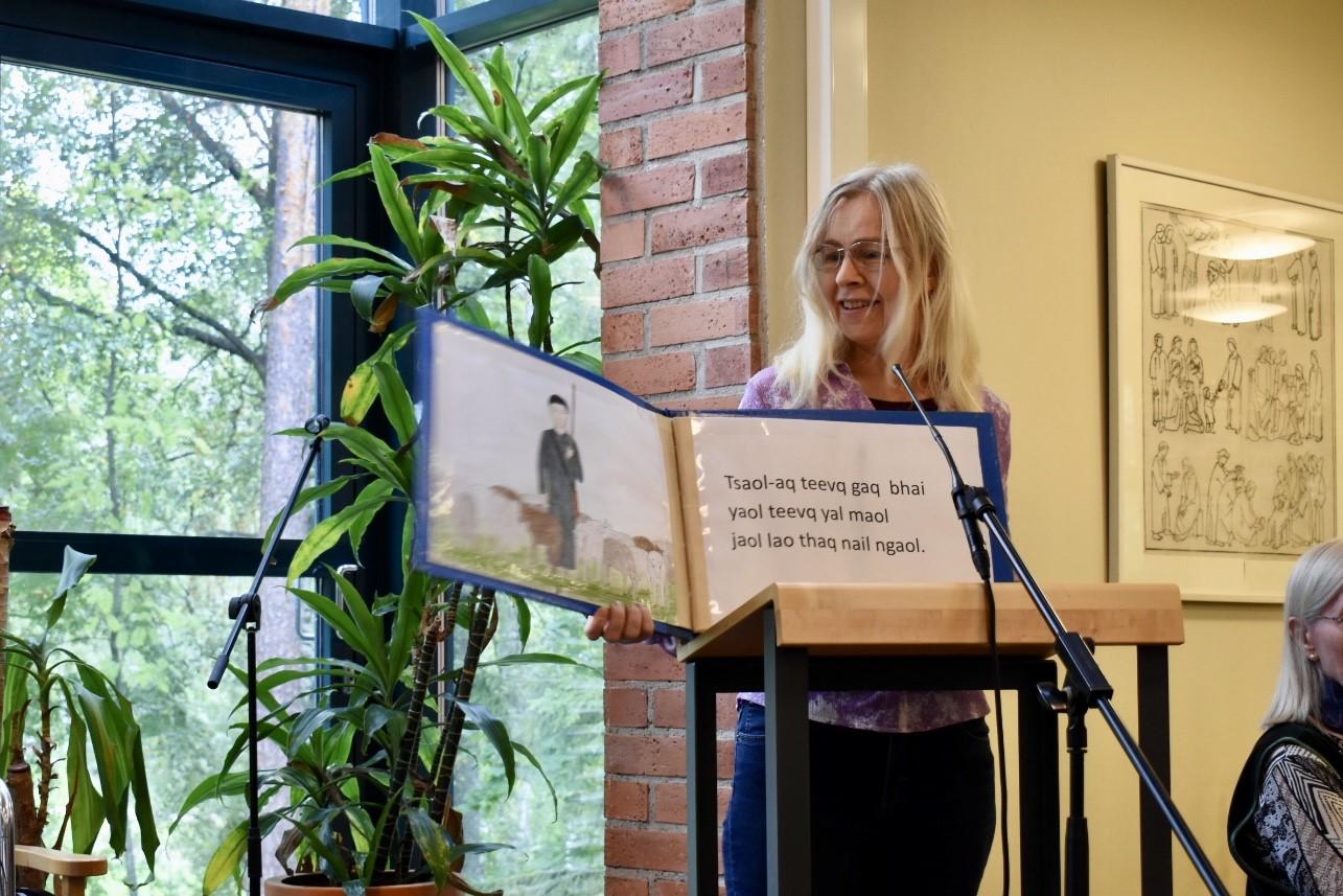 Tuula Kosonen lukee ja esittelee aken kielistä kirjaa