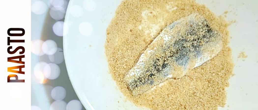 Korppujauhossa pyöriteltyjä silakkafileitä odottamassa paistamista.