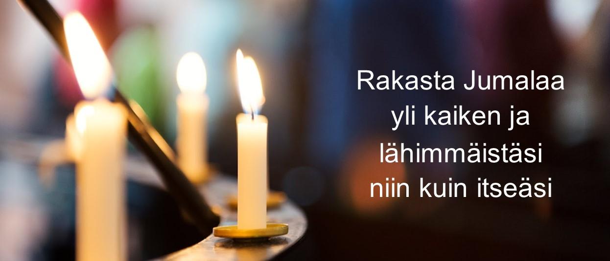 Yksityiskohta Mikaelinkirkon lähetyskyntteliköstä ja teksti Rakasta Jumalaa  yli kaiken ja  lähimmäistäsi niin kuin itseäsi