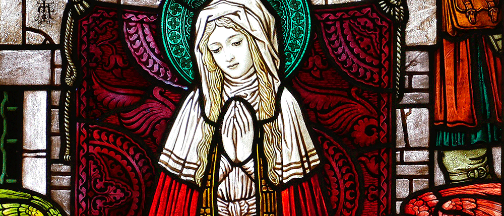 Kuva ikkunamaalauksessa, jossa Maria.