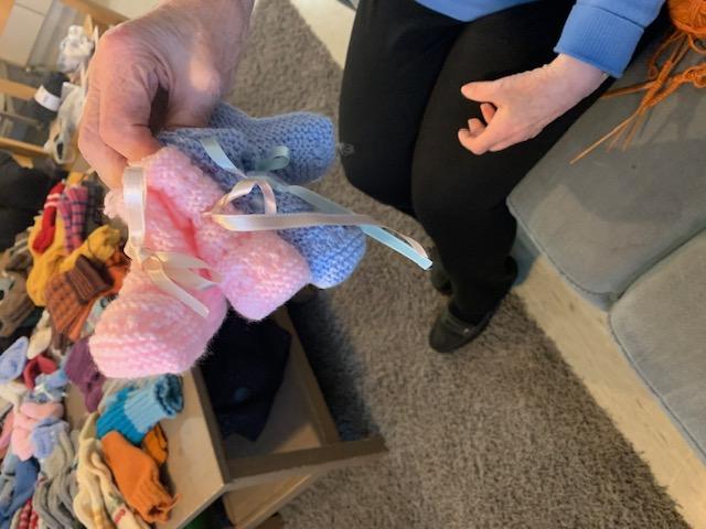 kastetossuja kädessä