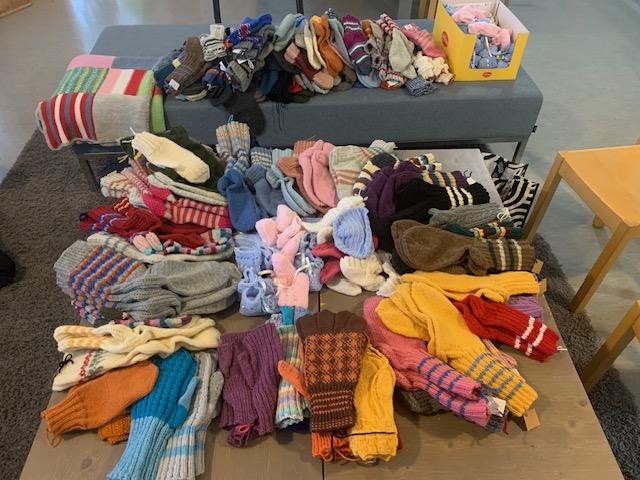 sukkia ja neuleita pöydällä