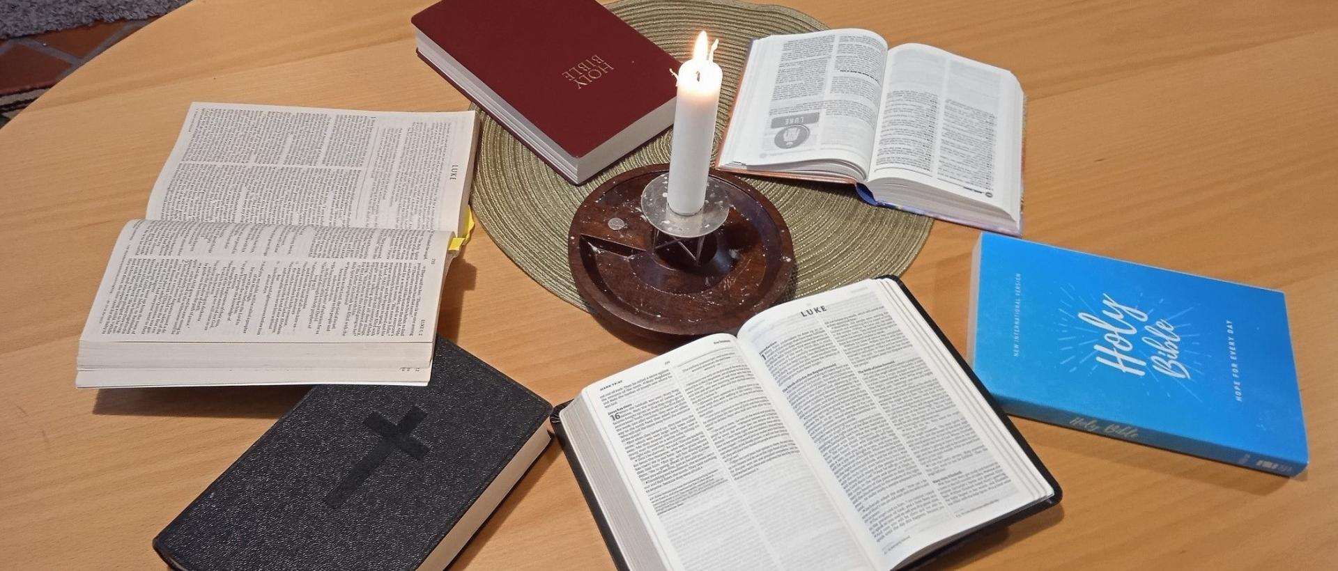 Bible Study, Six Bibles in English language and a candle - Raamattupiiri, kuusi englanninkielistä Raamattua ja kynttilä