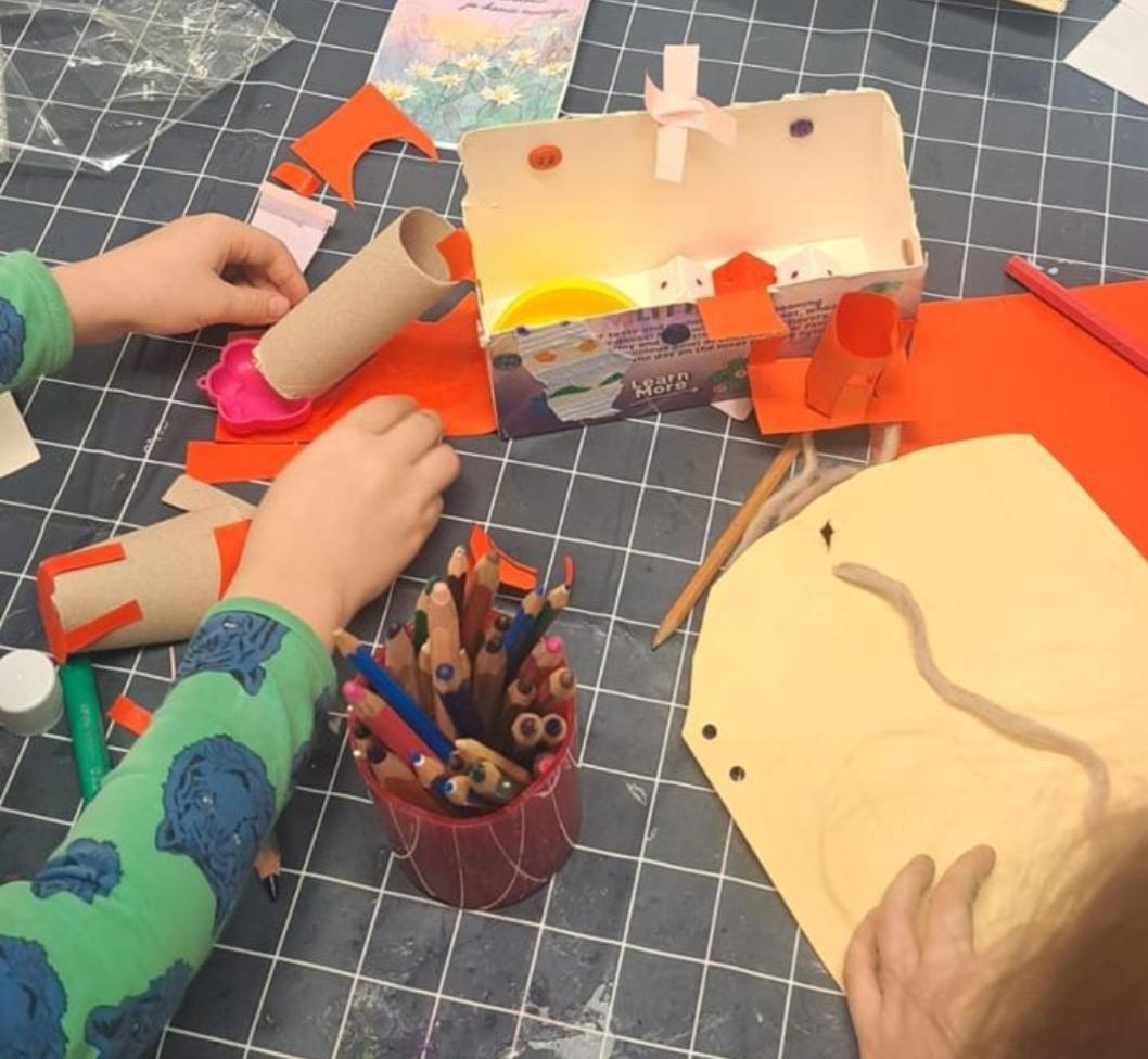 lapsia askartelemassa