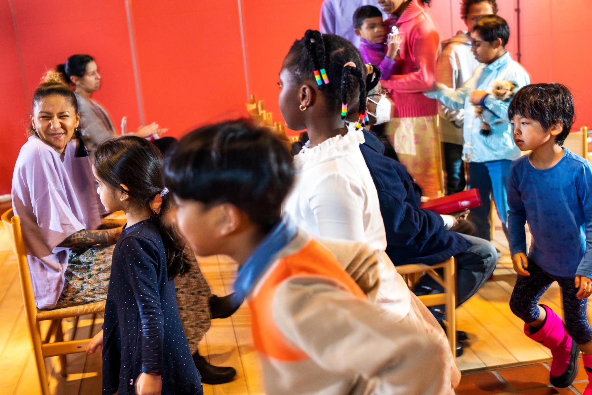 Lapsia juoksee kirkossa, kuvassa myös äitejä