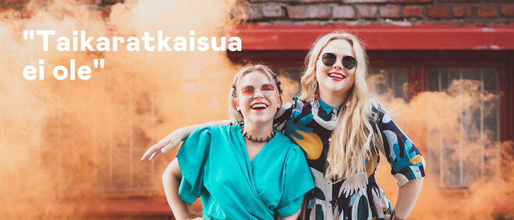 Darravapaan Katri ja Laura oranssin savun ympäröimänä.