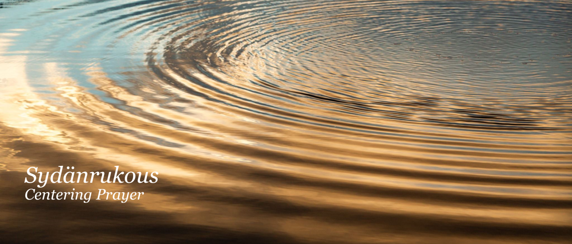Teksti Sydänrukous -Centering Prayer. Taustalla veden pintaa, jossa heijastuu ilta-aurinkoa. Pinnalla pisarasta lähtevät pyöreät aallot