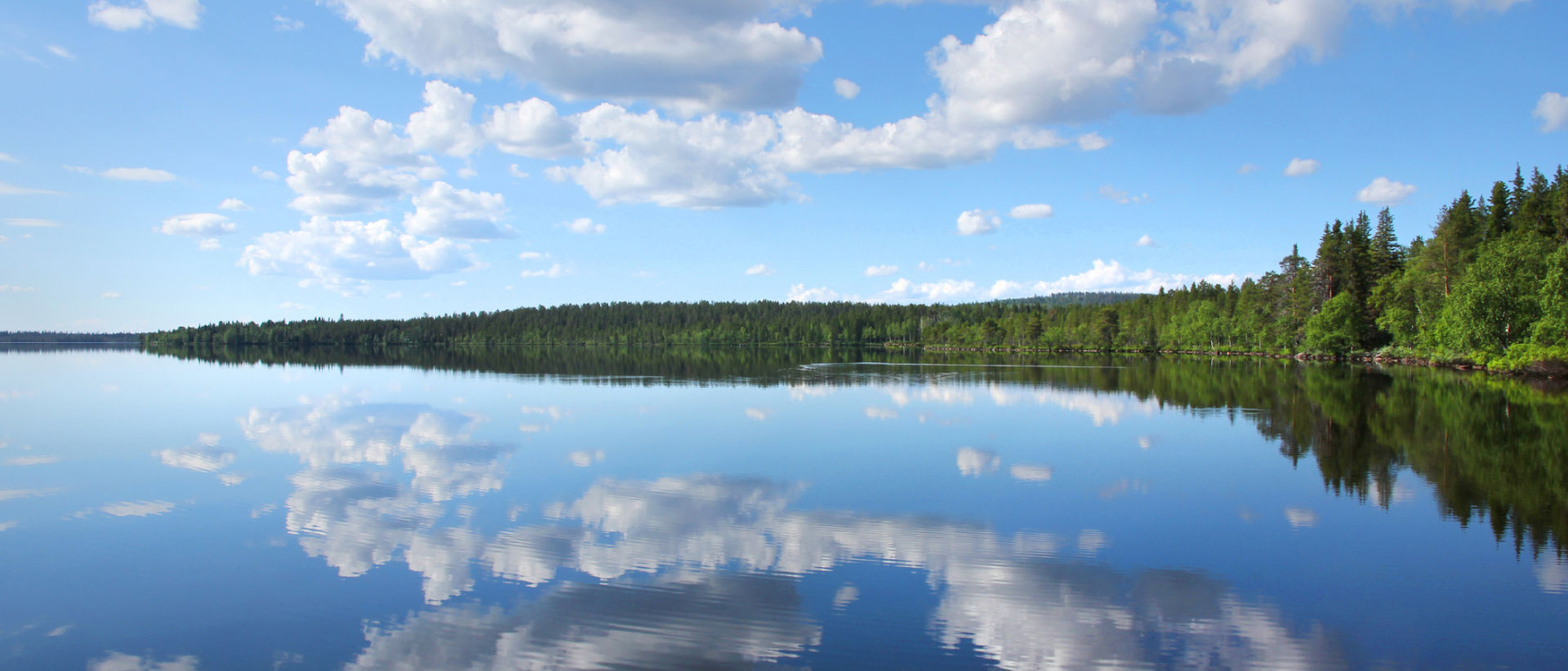 Suomalainen järvimaisema kesäpäivänä.