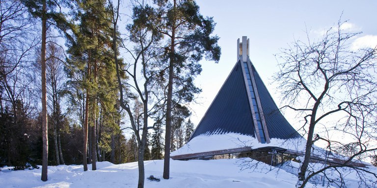 Kårböle kyrka utifrån i vinter.