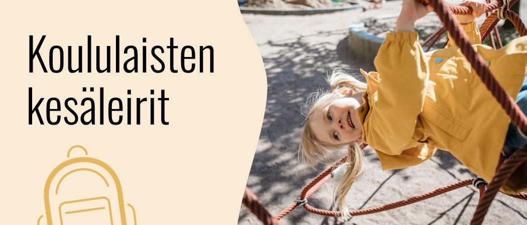 Lapsi roikkuu kiipeilytelineessä.