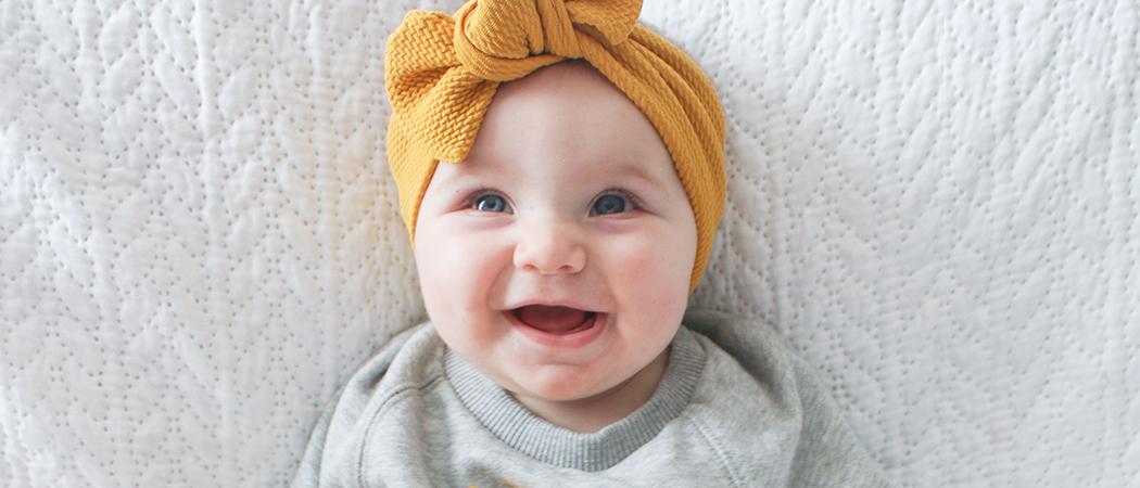 Vauvakerho kuvassa iloinen, naurava vauva