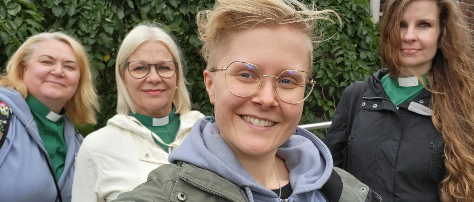 Herttoniemen srk diakoniatiimi kuvattuna vanhan Herttoniemen kirkon edessä