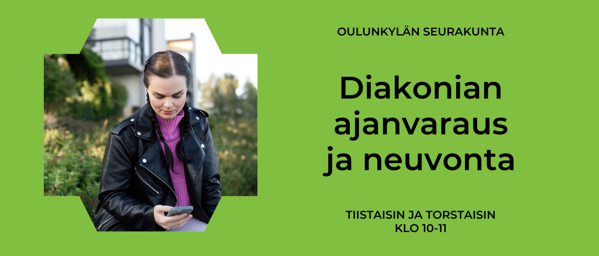 ihminen istuu ulkona ja katsoo kännykkää