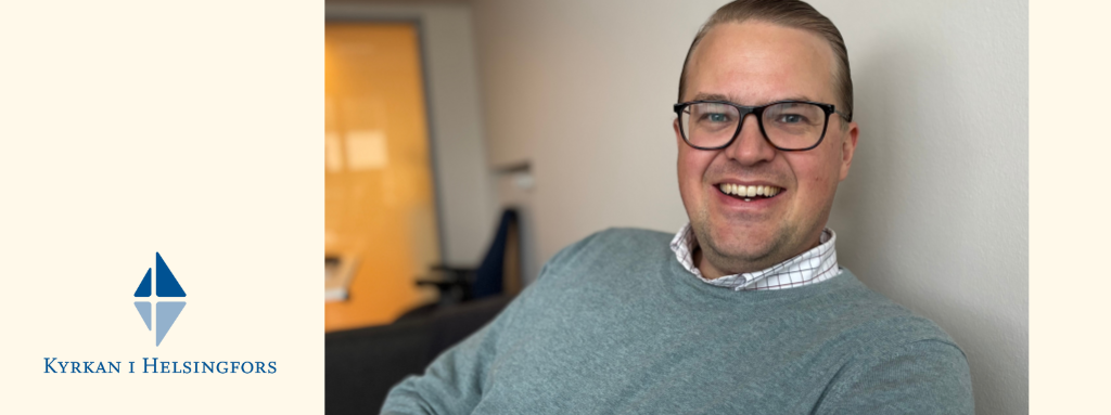 Porträtt av en glad man med glasögon.