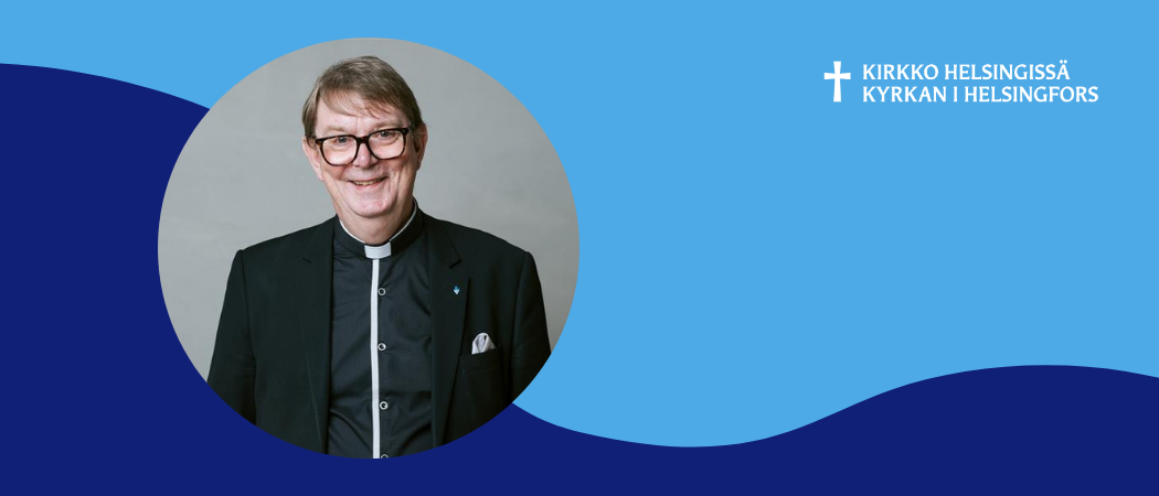 Stefan Forsén puolivartalokuvass, kuva sinisellä pohjalla