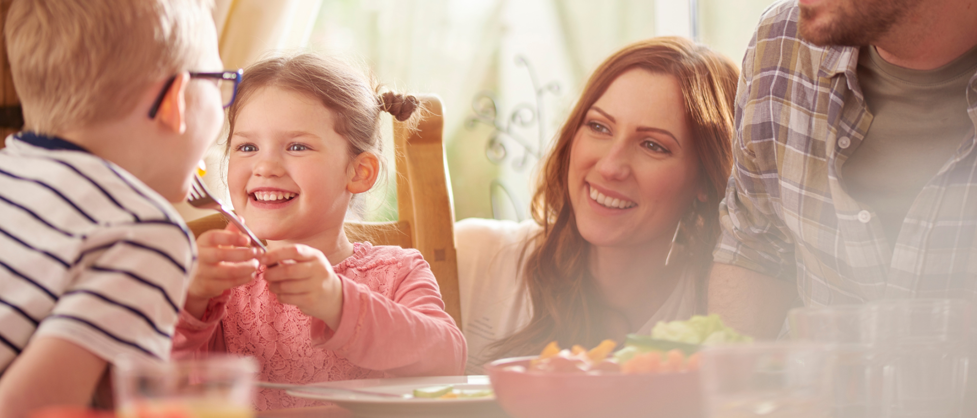 Perhe ruokailee