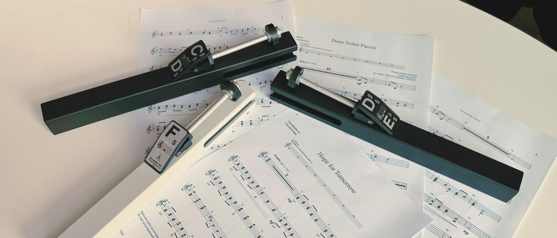 Kolme käsikello ja nuotteja