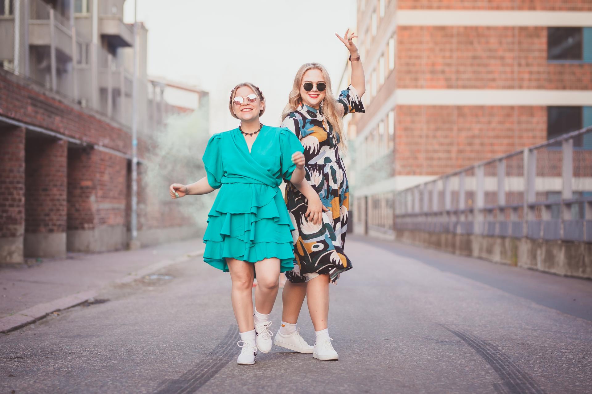 Darravapaan Katri ja Laura poseeraavat kadulla.