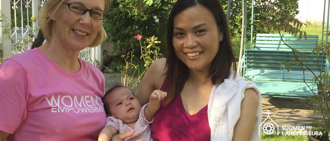 Thaimaan Armonkodissa Anja Markkanen ja nuori äiti vauva sylissään.