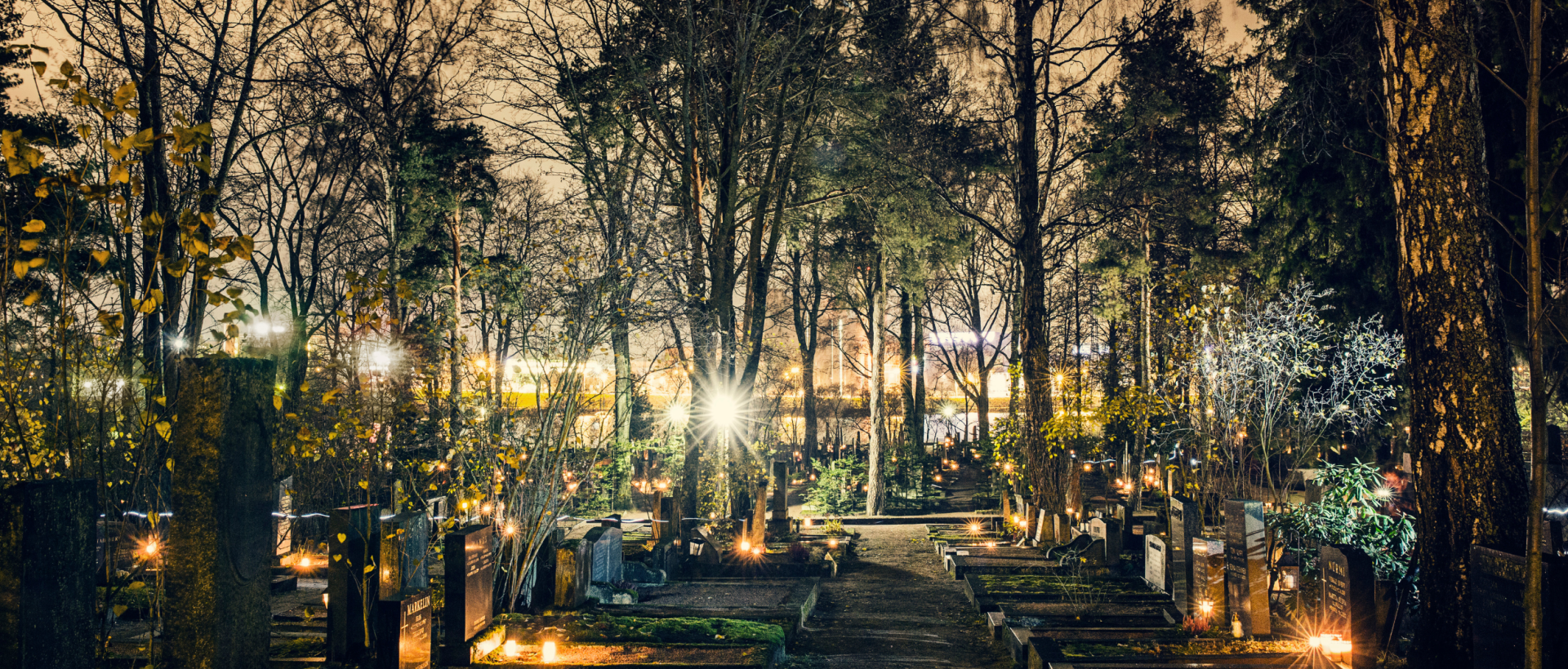 Sandudds begravningsplats, upplyst