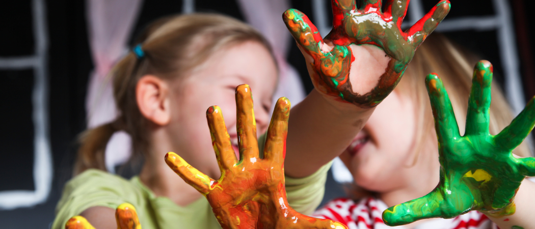 Lapset näyttävät maalattuja käsiä.