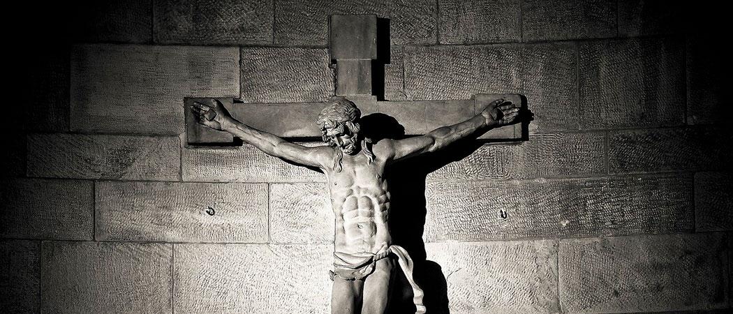 Mustavalkoisessa kuvassa Jeesus on ristillä