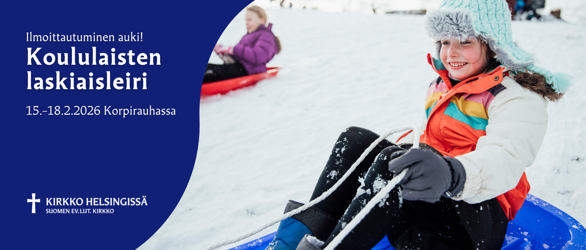 Lapsi laskee pulkalla mäkeä.