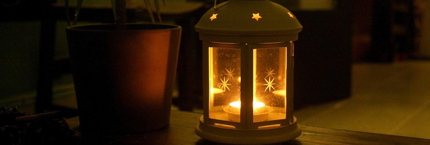 lyhty jossa tuikku sisällä