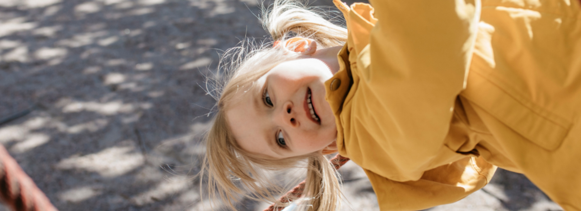 Vaaleahiuksinen tytt&ouml;