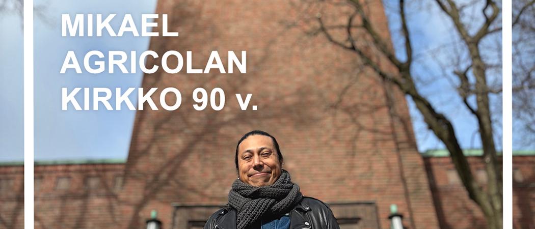 Toiminnanjohtaja Pietu Korpelainen Mikael Agricolan kirkon edessä