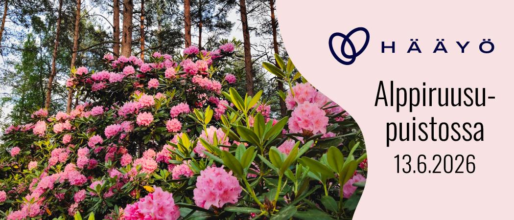 Vaaleanpunaisia alppiruusuja, taustalla kohoaa m&auml;ntyj&auml;. Teksti: H&auml;&auml;y&ouml; alppiruusupuistossa 13.6.2026.