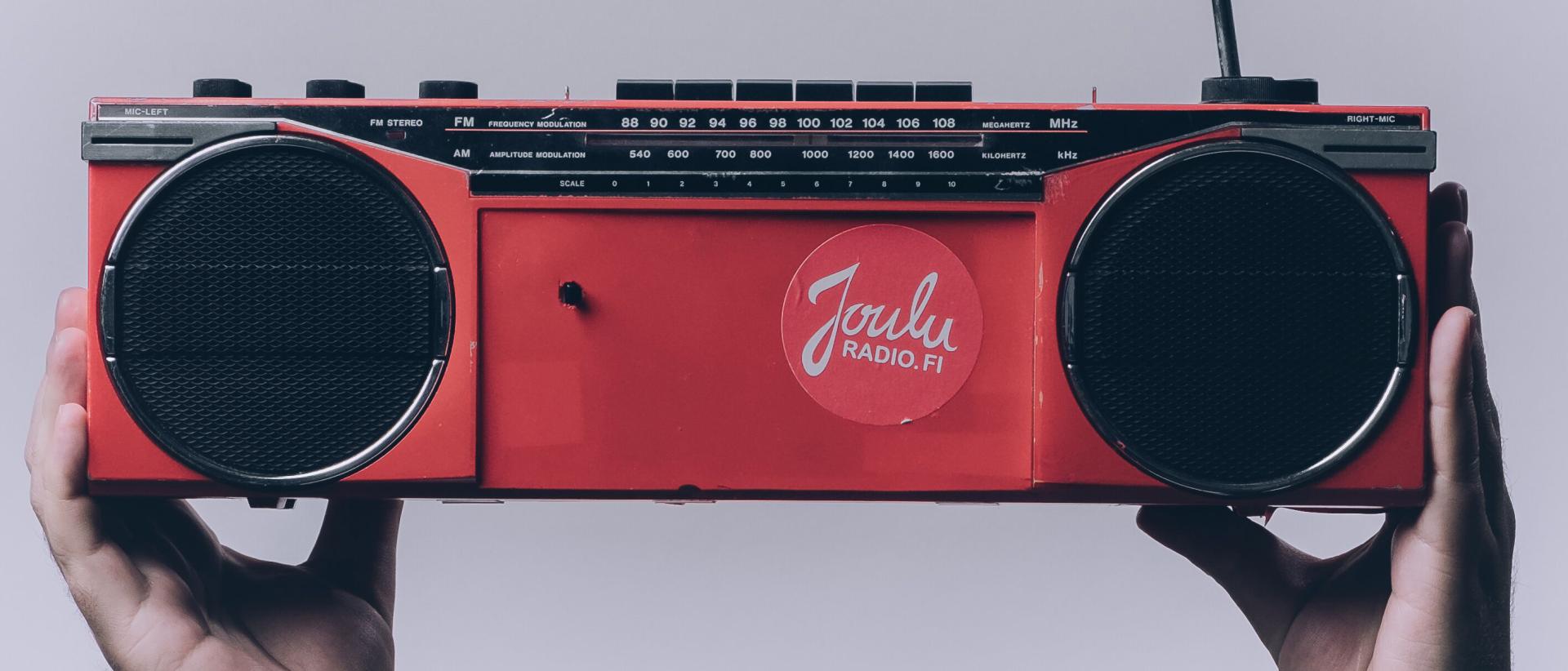 Kuvassa punainen radio, jossa Jouluradio-tarra