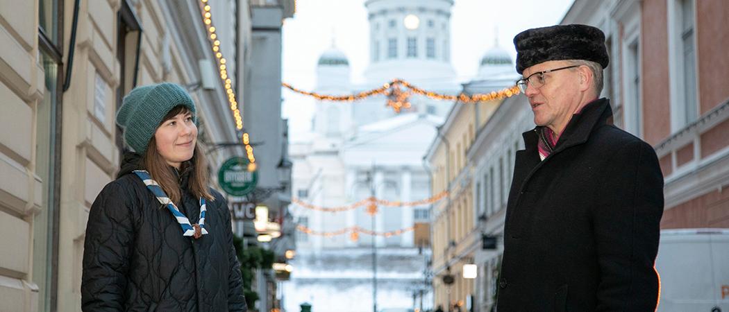 Suomen Partiolaisten puheenjohtaja Siiri Somerkero ja arkkipiispa Tapio Luoma tapasivat yhteistyösopimuksen allekirjoittamisen merkeissä koronaturvallisesti ulkona.