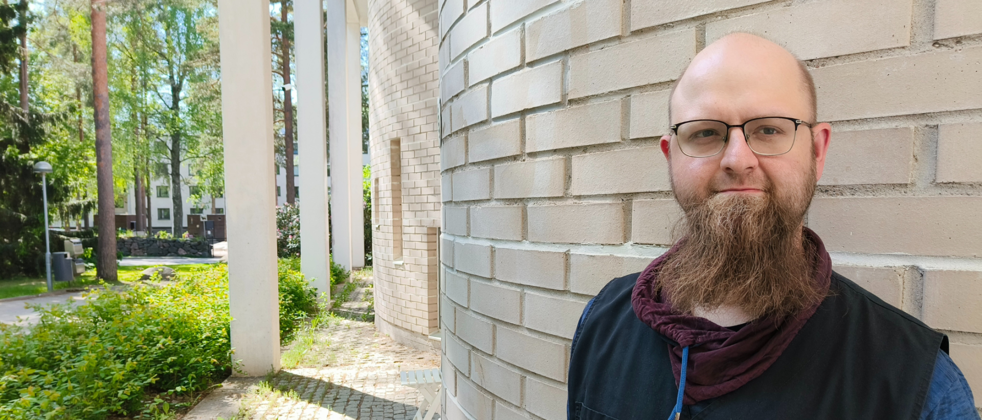 Herttoniemen pääsuntio Joni Koski kuvattuna Myllypuron kirkon takapihalla