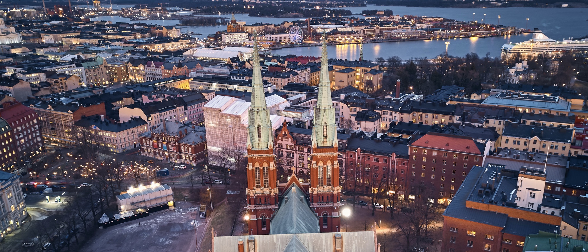 Dronefoto på Johanneskyrkan uppifrån där man ser Skatudden i bakgrunden. Tagen av Karavanov Lev.