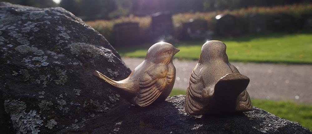 Lintu koristeet hautakivellä Malmin hautausmaalla