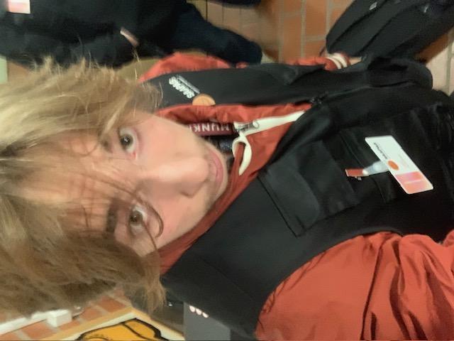 Mies saapasliivissä.