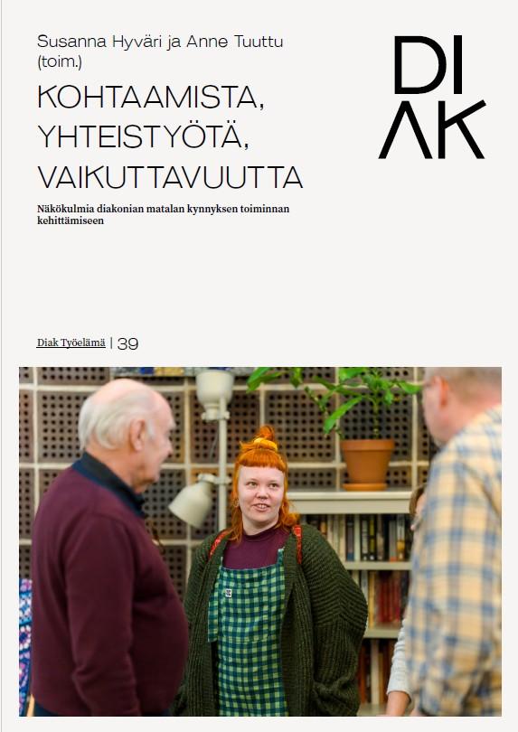 Julkaisun kansikuva, jossa kolme henkilöä juttelee keskenään